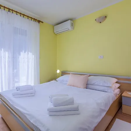 Leon Apartment *